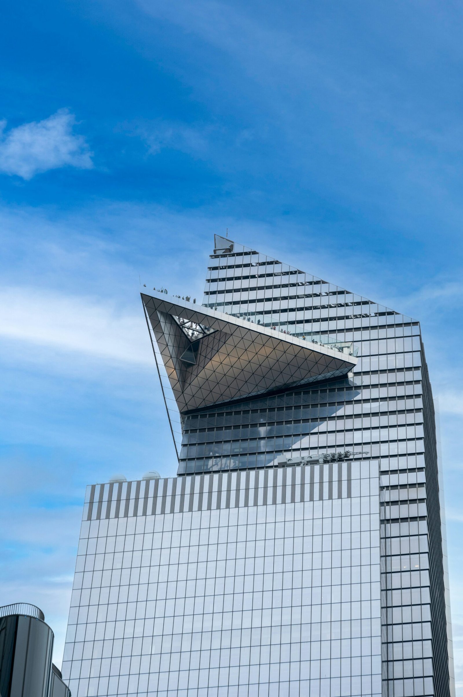 Luxury New York DMC 2026 event featuring high-tech delegate tools and a sunset view of the Manhattan skyline.